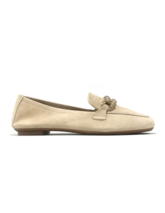 mocassins holding reqins