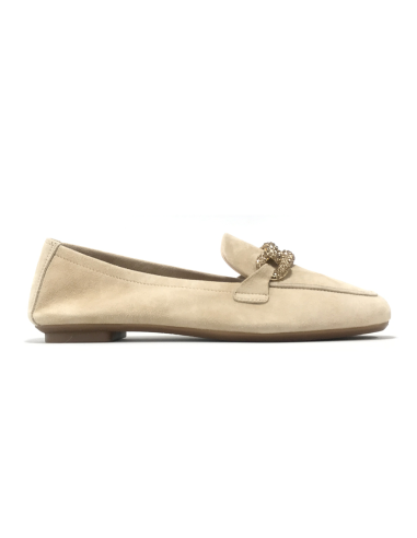 mocassins holding reqins