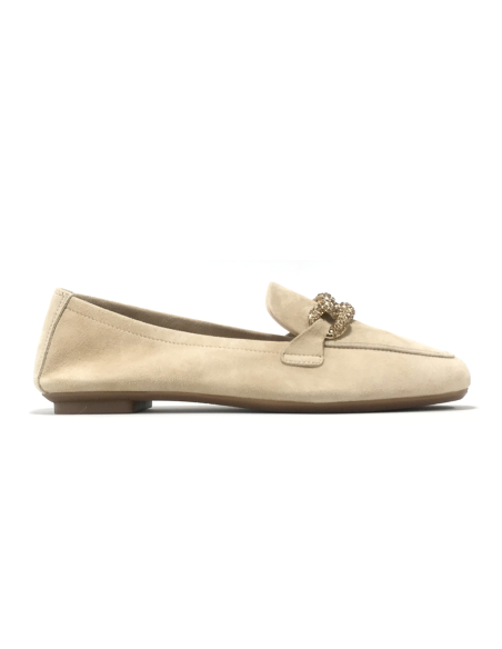 mocassins holding reqins