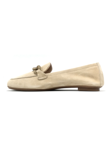 mocassins holding reqins