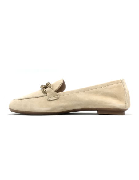 mocassins holding reqins