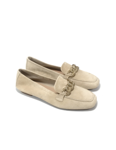 mocassins holding reqins