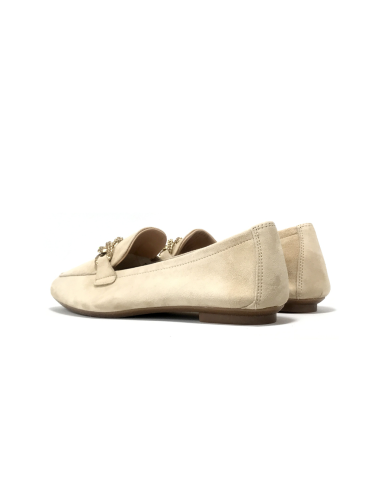 mocassins holding reqins