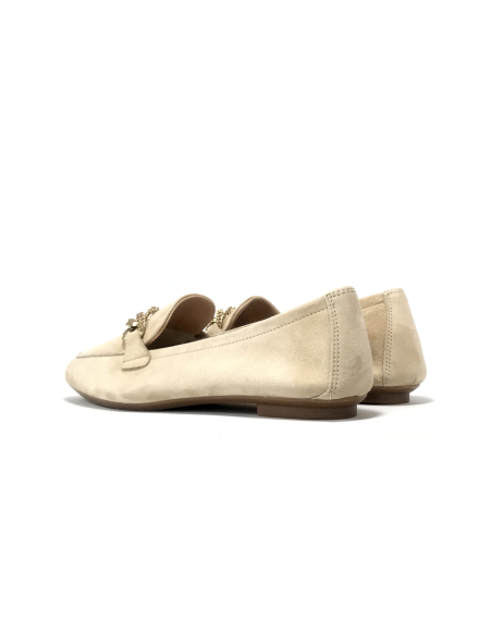 mocassins holding reqins