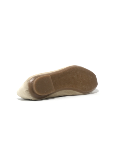 mocassins holding reqins