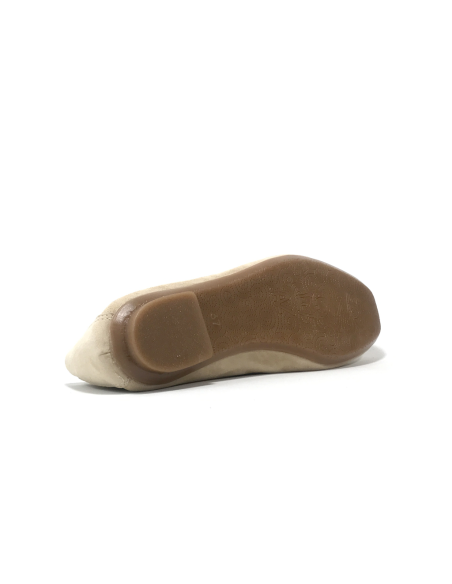 mocassins holding reqins
