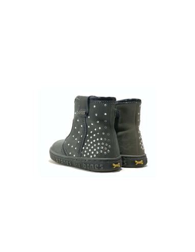 boots et bottes defy stones and bones