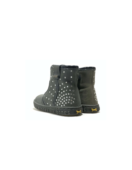 boots et bottes defy stones and bones