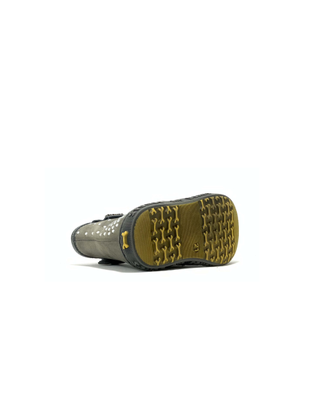 boots et bottes defy stones and bones