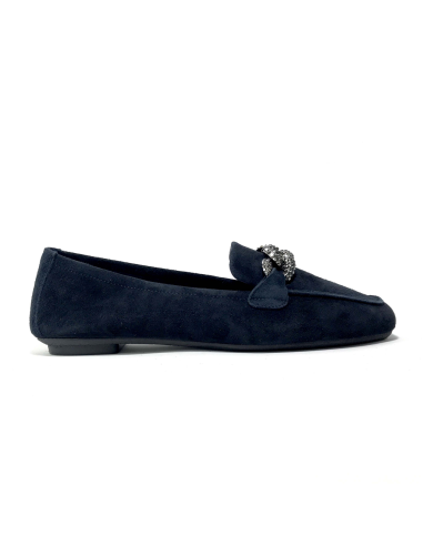 mocassins holding reqins