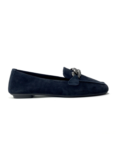 mocassins holding reqins