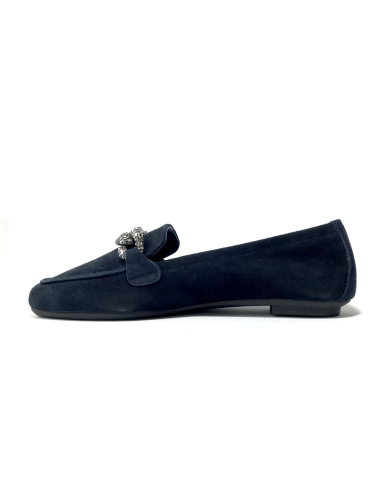 mocassins holding reqins