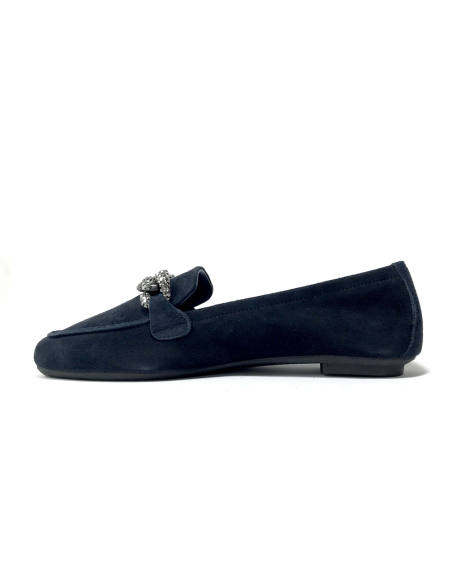 mocassins holding reqins