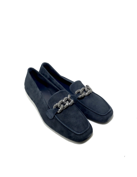 mocassins holding reqins