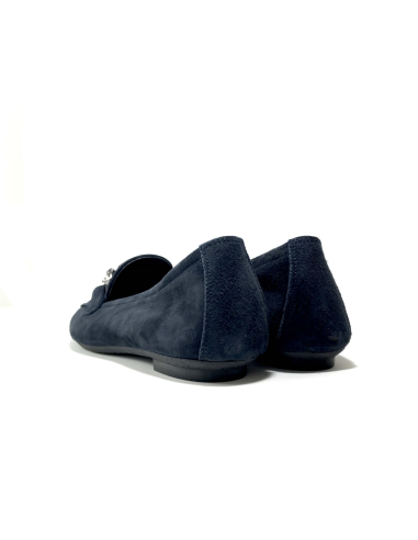 mocassins holding reqins