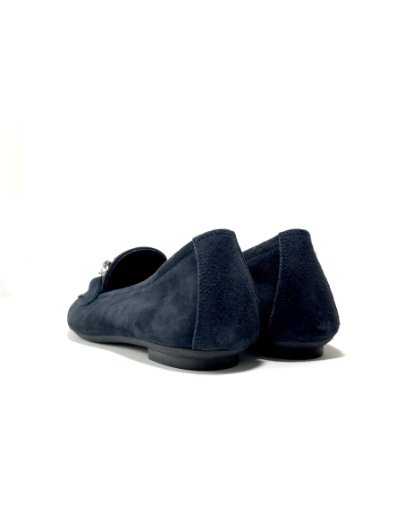 mocassins holding reqins
