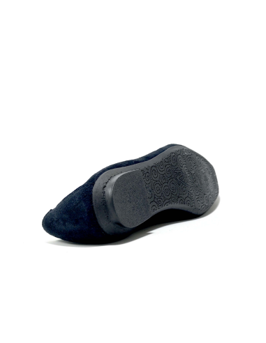 mocassins holding reqins
