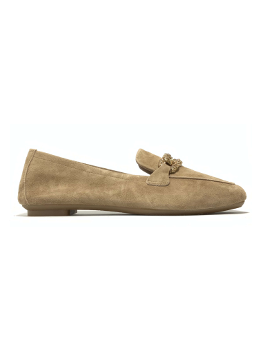 mocassins holding reqins