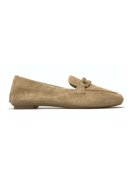 mocassins holding reqins