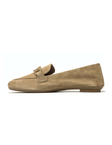 mocassins holding reqins