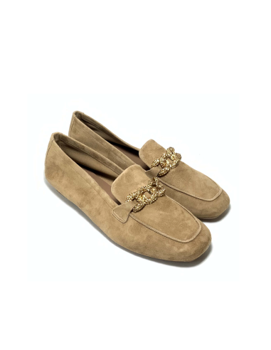 mocassins holding reqins