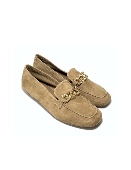 mocassins holding reqins