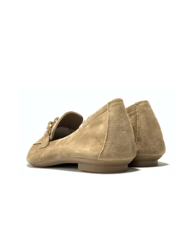 mocassins holding reqins