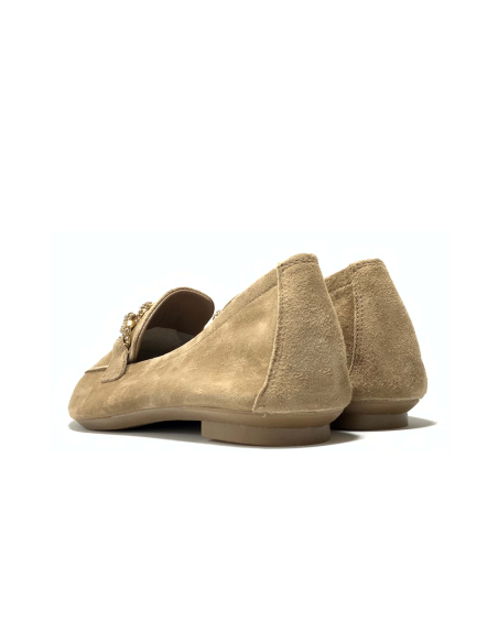 mocassins holding reqins