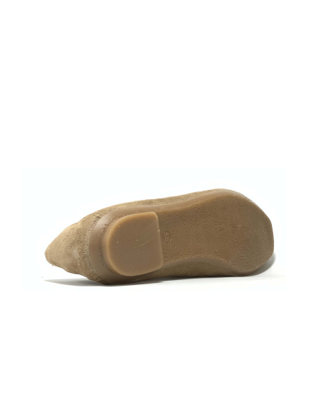 mocassins holding reqins