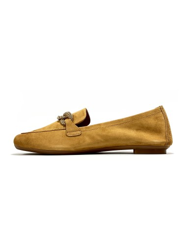 mocassins holding reqins