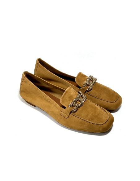mocassins holding reqins