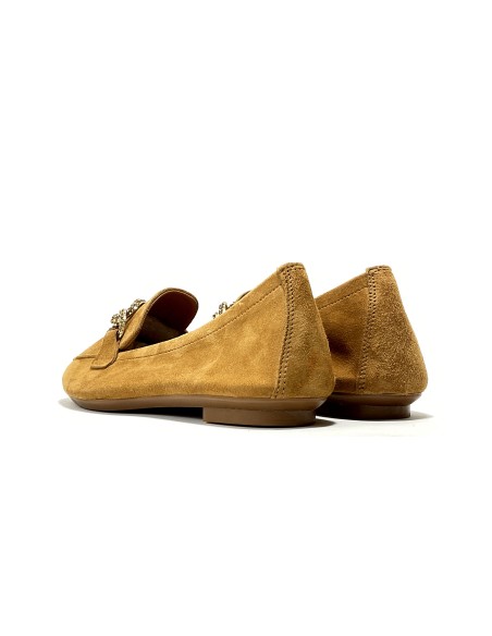 mocassins holding reqins