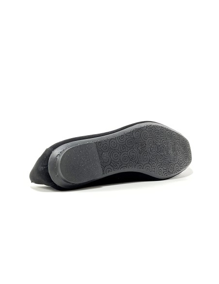 mocassins holding reqins