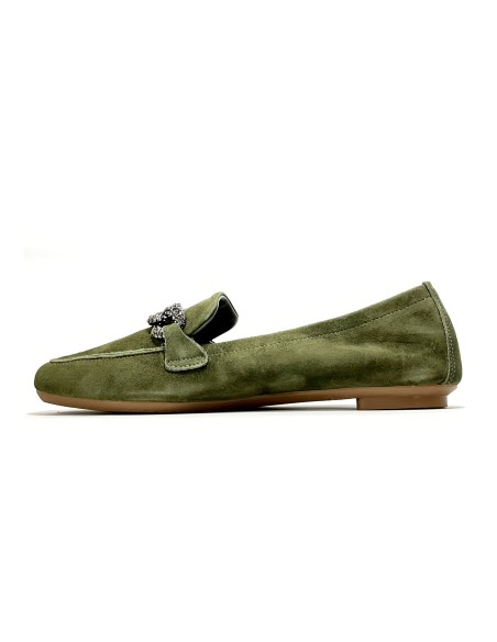 mocassins holding reqins