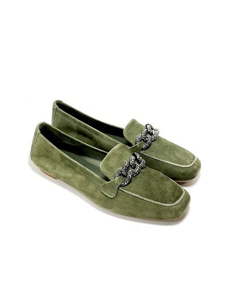 mocassins holding reqins