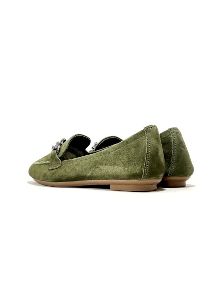mocassins holding reqins