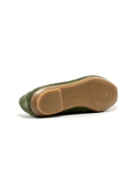 mocassins holding reqins