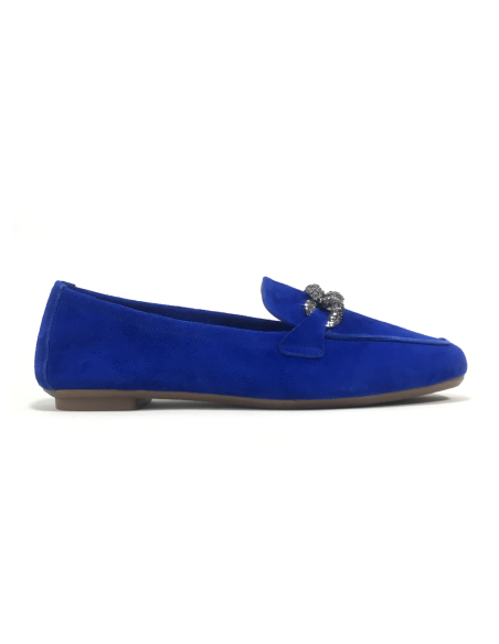 mocassins holding reqins