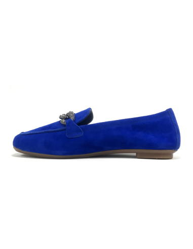 mocassins holding reqins