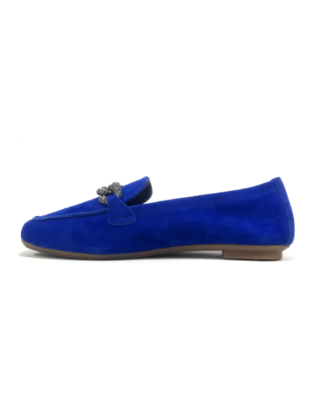 mocassins holding reqins