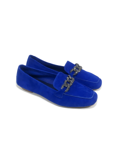 mocassins holding reqins