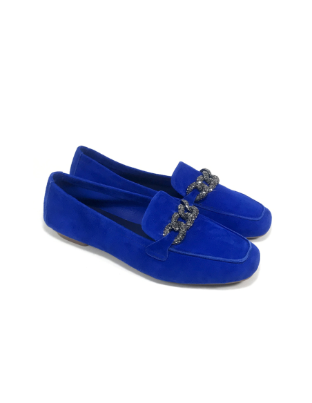 mocassins holding reqins