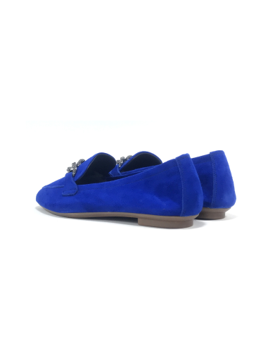 mocassins holding reqins