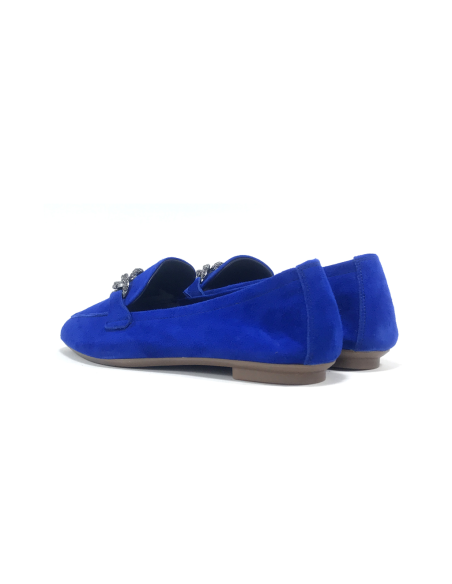 mocassins holding reqins