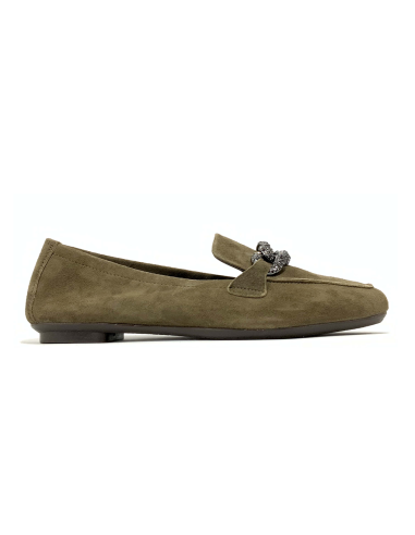 mocassins holding reqins