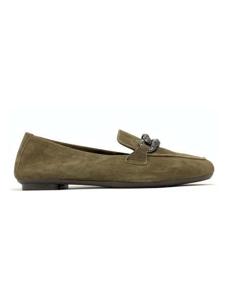 mocassins holding reqins