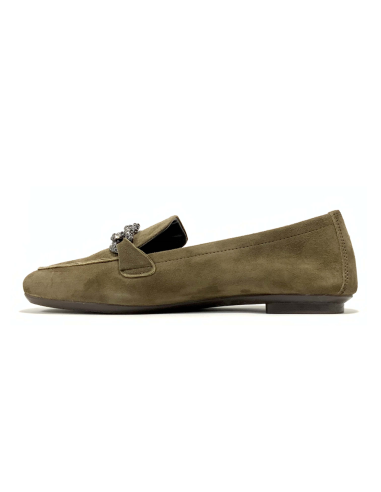 mocassins holding reqins