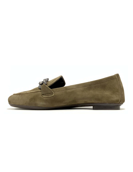 mocassins holding reqins