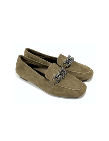 mocassins holding reqins