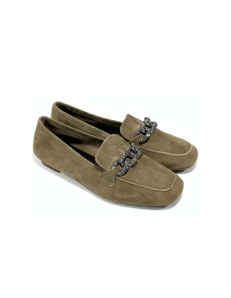 mocassins holding reqins